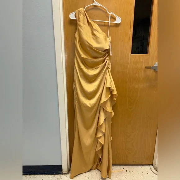 Elegant Gold Evening Gown - Picture 1 of 2